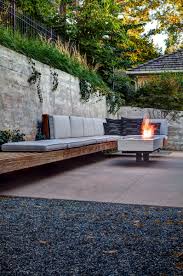 The black metal fire bowl is removable for easy cleaning, while the gray fiberglass console offers a safe and sturdy base. 75 Beautiful Mid Century Modern Outdoor Design With A Fire Pit Houzz Pictures Ideas July 2021 Houzz