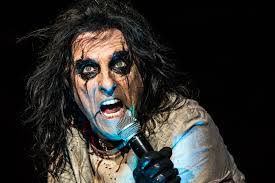 Alice Cooper, kelompok musik heavy metal julukan Godfather Of Shock Rock