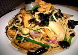 Nouilles Chinoise Sautees Au Poulet Et Champignons Noirs Seches De La Cuisine Reunionnaise D Ailleurs La Cuisine De Rosmy Recette En 2020 Nouilles Chinoises Champignons Noirs Cuisine Reunionnaise