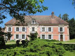 Cru classé des côtes de provence au cœur du var, le château de mauvanne se dresse au milieu des coteaux, élégant, fier et beau. Vente Chateaux Et Manoirs Groupe Mercure