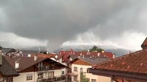 La prima classe comprende gli aerofoni liberi, nei quali lo strumento genera direttamente un'onda sonora nell'aria circostante, senza produrre un'onda stazionaria in un volume d'aria racchiuso dallo strumento. Maltempo Nel Vicentino Tromba D Aria A Roana E Allagamenti A Schio