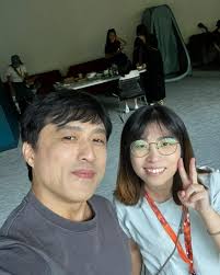 終於，即將在「電影導演教室」課程畢業了！  回想起去年3月準備報名開始，5月上課，7月中pitching，8月中知道入圍，到12月中交片，一切一切都來得很快，也沒太多空間去思索，只能一直地往前衝。  感激一路上遇見的每一位，讓《破葉》這個作品能夠面世。期待很快能和大家分享 ...