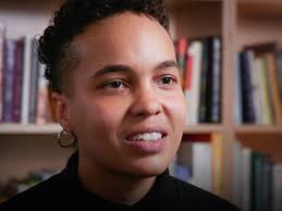 Shari Davis's Instagram, Twitter & Facebook