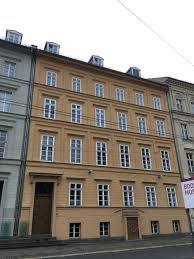 Das haus fichtengrund, in dem die kleine angela aufgewachsen ist, hat sich sehr verändert. 20 Wo Wohnt Angela Merkel Die Bundeskanzlerin Privat Und Welche Alarmanlage Hat Merkel Alarmanlagen Blog Hier Klicken