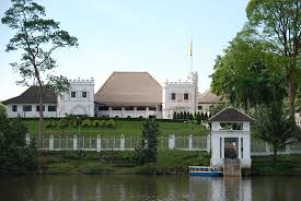 Keberadaan bangunan cagar budaya sobokartti, yang semenjak 1992 telah ditetapkan sebagai bangunan bersejarah yang harus dilindungi, dianggap toh, pekerjaan rumah untuk menyelamatkan semua bangunan tua bersejarah yang sebagian masuk kategori cagar budaya, serta kawasan kota. Bangunan Bersejarah Menarik Di Serawak Rute Piknik