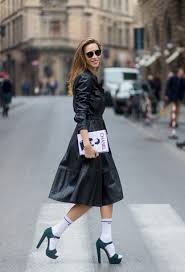 La qualità delle sue cinture in pelle da uomo è il risultato di una costante e meticolosa attenzione in tutte le fasi di lavorazione. Come Indossare E Abbinare Un Vestito In Pelle Nero 69 Outfit Lookastic