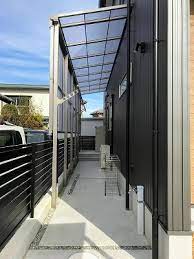 建物横の洗濯干し場として テラス屋根 ２段パネルを取付けました 取付した商品はリクシル スピーネ です 幅はそれほど広くはないですが その分奥に長くなっております 通常の長さの竿を２本横に並べてもまだ余裕があるほどです 小さなサンルーム ハウス