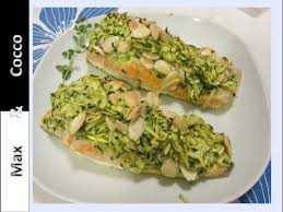 Il filetto di salmone è un secondo piatto gustosissimo e facile da preparare. Salmone Incrosta Di Zucchine Al Forno In Crosta Di Zucchine E Mandorle Youtube