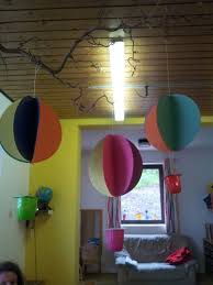 Heissluftballon Aus Bunten Rundem Faltpapier 6x Und Einem Fruchtzwergbecher Mai 2016 Thema Wir Reisen Um Die Wel Papier Falten Baby Basteln Sommerbasteln