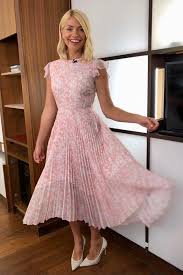 Sharing the news via instagram, holly posed with a cup of tea. Holly Willoughby Just Wore The Cutest Zara Knit And It S Still In Stock Holly Willoughby Style Classy Summer Dress Best Summer Dresses