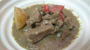 Kurma di malaysia lazimnya dibuat dengan ayam atau kambing tumis dengan rampaian rempah kisar, kacang dan santan kelapa atau kelapa parut. Kurma Daging Sedap Chef Home
