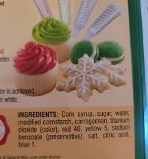 You can use any colour combination you like for the piped icing on top of the cake. Betty Crocker Gel Food Colors