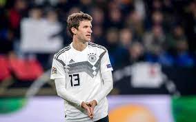 Deutschland hat heute seine trikotnummern für die euro 2020 bestätigt und der herausragende spieler ist rückkehrer thomas müller, der seine bisherige nummer 13 gegen die nummer 25 tauscht, die er auch bei bayern münchen trägt. Thomas Muller Bekommt Neue Ruckennummer Beim Dfb Team 25 Statt 13