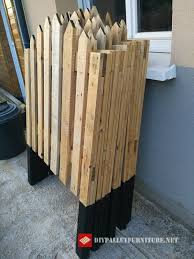 Bon Instantanes Potager Cloture Reflexions Vianney Magrit Nous Montre Cette Cloture Qu Il En 2020 Palette Jardin Cloture Palette Barriere En Palette
