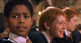 Às vezes eu esqueço que Alfred Enoch interpretou o fofo Dean Thomas na  série Harry Potter. A primeira vez que vi Wes Gibbins em HTGAWM eu gritei  "É o Dean Thomas de