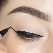Black And White Graphic Eyeliner So Easy And Perfect At The Same Time In 2020 Simple Eyeliner Tutorial Simple Eyeliner Makeup Inspo