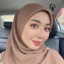 Jilbab cantik terbaru ziyan, terbuat dari bahan jersey high quality dengan model klasik yaitu bagian dalamannya terpisah dan dipermanis dengan bunga renda di bagian depan jilbab. Tiya Niesh Anisaniesa Twitter