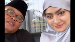 Beberapa waktu lalu, beredar kabar yang sempat membuat publik heboh soal nathalie holscher. Transformasi Nathalie Holscher Dari Hapus Tato Hingga Berhijab Viral Seusai Isu Dekat Dengan Sule Surya