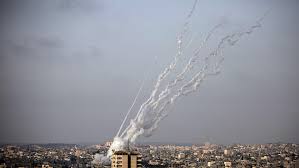 25 de diciembre de 2020 | mientras gran parte del mundo celebra la navidad, el cielo de franja de gaza se ilumina por las bombas de. Onjm Udftzc4em