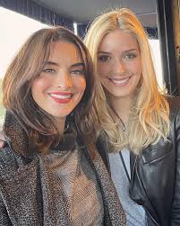 Which one has more fun? 🙋🏻‍♀️🙋‍♀️ @lexagluck