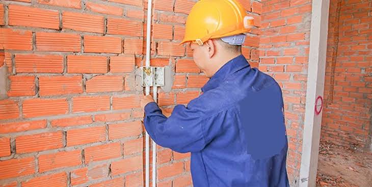 Thi công ống luồn dây điện âm tường đúng quy cách, do AI tạo