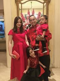 Selama beberapa hari, nia ramadhani beristirahat di rs setelah proses persalinan caesar yang dijalani. Hamil Besar Nia Ramadhani Sukses Selfie Bareng Shane Filan News Entertainment Fimela Com
