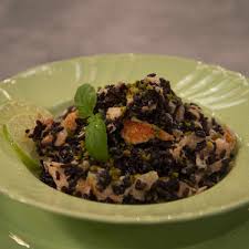Come preparare l'insalata di riso venere per preparare l'insalata di riso venere, per prima cosa mettete a lessare il riso in acqua bollente salata 1 e cuocete per il tempo indicato sulla confezione. Insalata Di Riso Nero Venere Con Salmone Ricetta Di Benedetta Parodi
