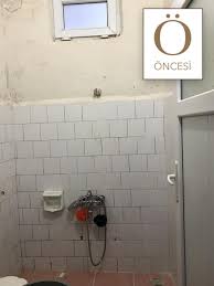 Kapsamli Tadilat Bu Yipranmis Evin Potansiyelini Ortaya Cikarmis Ev Gezmesi Siyah Beyaz Banyo Kucuk Banyo Rustik Banyolar