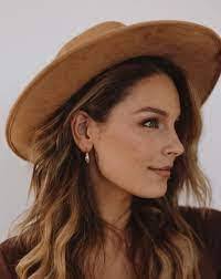 Robin Zakrzewski's Instagram, Twitter & Facebook