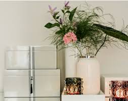 Uma canção escrita e cantada a meias com brian eno. Home