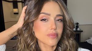 Jessica Alba kończy 44 lata i nadal uwodzi