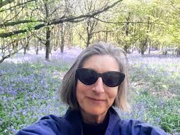 Hi can anyone help can you please tell me the name of this artist thanks