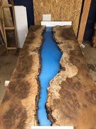 burr oak table riviere bleue 214cm de long 95cm de large 50mm d epaisseur ce tableau n est pas encore termine mais sera pret fin janvier chene riviere table