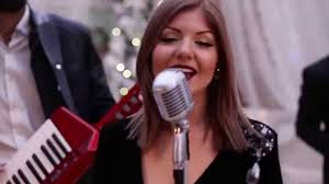 A bors szerint húsz kilótól szabadult meg pár hónap alatt, ami azt jelenti, hogy két számmal kisebb a ruhamérete. Christmas Time Tolvai Reni Shazam