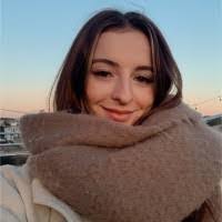 Anna Reddick's Instagram, Twitter & Facebook