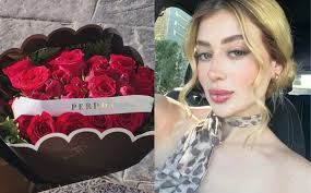 Dejan arreglo floral para Valeria Márquez que dice "perdón"