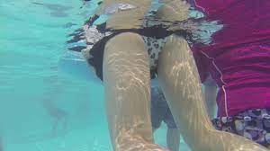 素人エロ画像】プールにいって水中に潜りビキニの股間やお尻をｗｗｗ太ももに噛みつきたいｗｗｗ | ふっくら素人エロ画像