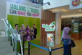 Atau 'walau satu kali', atau dalam frasa superlatif, misalnya dalam kalimat 'orang baik sekali pun terkadang berbuat jahat. Suasana Didalam Restoran Dengan Iklan Dari Para Artis Photo De Malang Strudel Malang Tripadvisor
