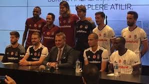 Bjk, çarşı ve birçok beşiktaşlı futbolcu resimlerini burada bulabilirsiniz. Besiktas Tan Toplu Imza Toreni