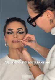 Avevo bisogno di un abbraccio… 🫂 ma poi ho iniziato a truccare. 💄 #...