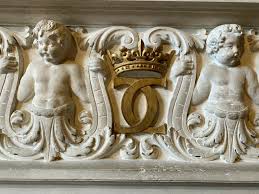 Le château de langeais est situé sur un promontoire rocheux surplombant, en rive droite, le val de loire. The Chateau De Chenonceau Metiers D Art 2020 21 Show Chanel