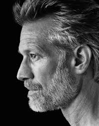 Même âgé de 50 ans, opter pour une coiffure tendance est une opportunité pour rester dans l'air du temps. Beaute Homme Six Conseils Pour Rester Svelte Tonique Et Seduisant A 50 Ans Madame Figaro