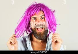 Mann mit einem rosa Perücke Stockfotografie