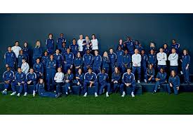 Les Bleus Derriere L Equipe De France Feminine De Football