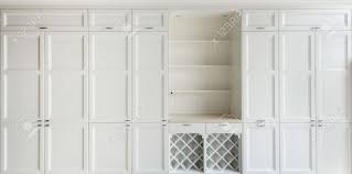 Kommode schrank 78x66x33cm shabby look vintage weiss. Weiss Vintage Schrank Mit Regal Lizenzfreie Fotos Bilder Und Stock Fotografie Image 22415303