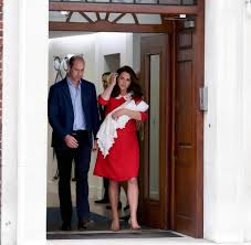 When kate middleton married prince william at westminster abbey in 2011, she went from commoner to the duchess of cambridge in mere moments. Was Sagt Kate Middletons Rotes Bubikragen Kleid Aus Welt