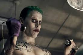 Jared leto, o coringa de esquadrão suicida, aparece de cabelo verde na pele do vilão da dc comics Os Dramas Dos Bastidores De Esquadrao Suicida Veja
