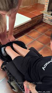 Casal safado fizeram o cadeirante de marmita nessa foda a três - Xvideos  Putaria