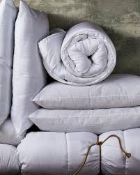 Es kann auch am sofa oder am teppich gelegt werden. Decken Und Kissen Mit Recycelter Fullung Primark Deutschland