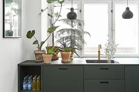 Questa forma consente di proteggere i lati con gli elettrodomestici, il lavabo e il piano lavoro/cottura. C E Un Nuovo Colore Di Moda In Cucina Il Verde Idee Cucina Ikea Decorazione Cucina Cucine Contemporanee